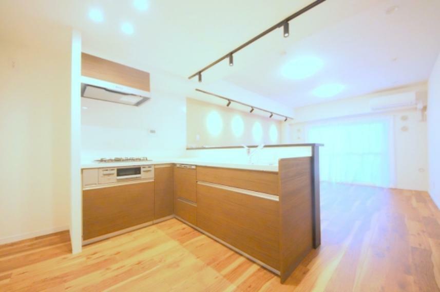 室内（2021年12月）撮影　キッチンには新たにキッチンストッカーを取り付けました　新規内装リフォーム済（2021年9月）室内　エアコン4台新規取付済
