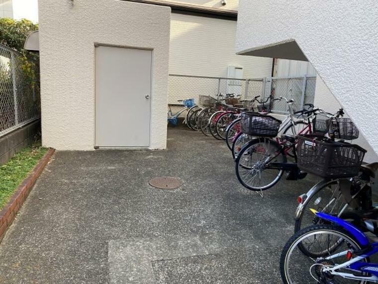 駐輪スペース。空いているところに自転車を停めることができます。使用料:無料。