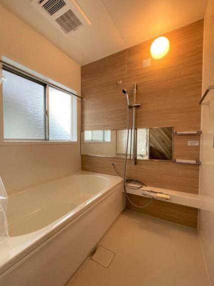 【リフォーム後写真】浴室はハウステック製の新品のユニットバスに交換しました。浴槽には滑り止めの凹凸があり、床は濡れた状態でも滑りにくい加工がされている安心設計です。