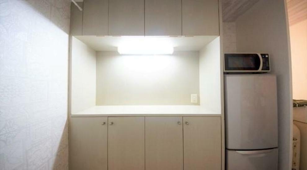 キッチン後ろのスペース、<BR/>これだけあればキッチン周りに物を置く必要がなく、綺麗な状態を保つ事ができます。