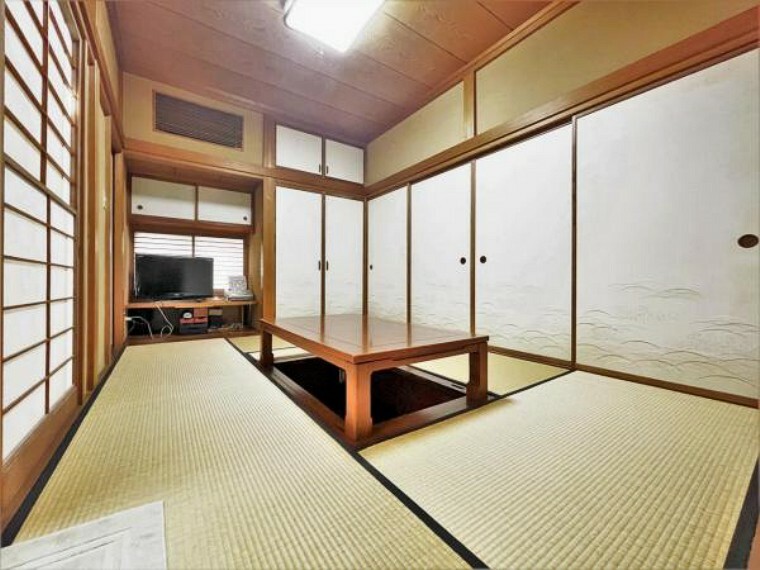 伝統的な日本情緒は心を落ち着かせてくれる畳の匂い、感触など何だか懐かしい気持ちになります。