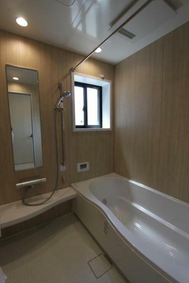 浴室暖房乾燥機付きのバスルーム、ゆったりとした浴槽です。