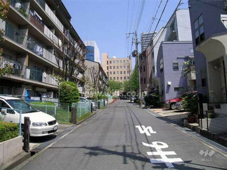 前面道路です。道路幅が広く、開放感があります。新御堂筋を通る車がほとんどで、付近の車の通り抜けはさほど多くありません。