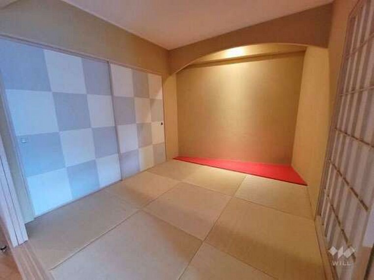和室です。株式会社遊がデザインした、こだわりの和室です。洗練された照明計画に、琉球畳やモダンテイストな襖。是非現地をご覧いただければと思います。
