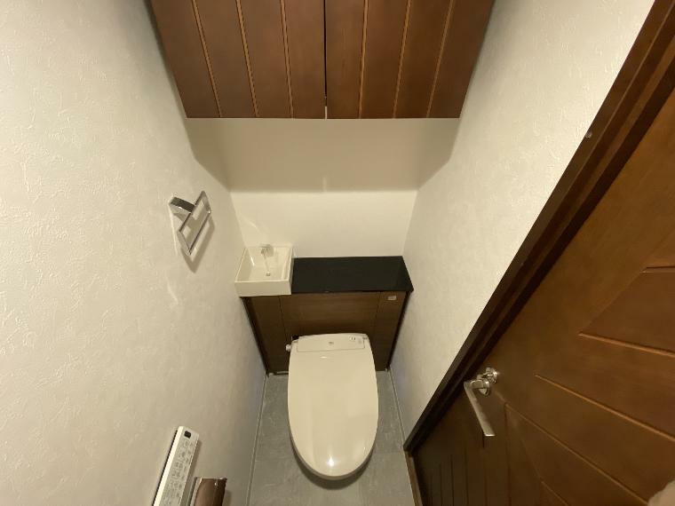 トイレは2つあります。タンクレスタイプで、手洗いカウンターと吊り戸付きです。