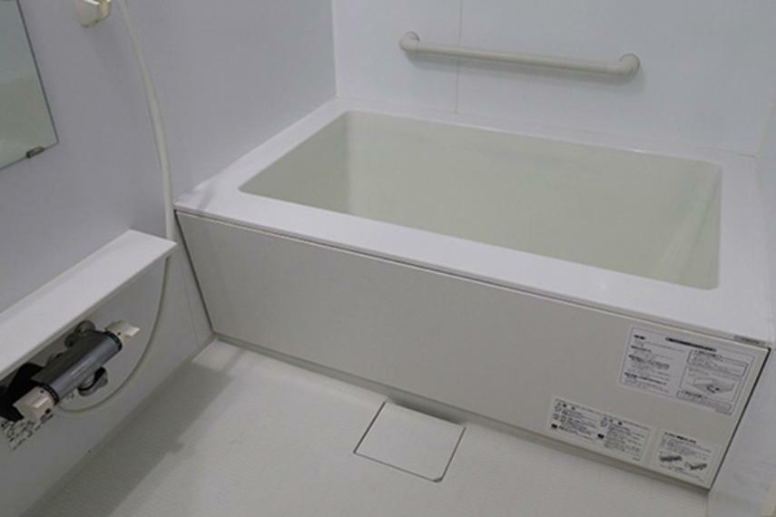 浴室にはスタイリッシュなフォルムのバスタブを採用。