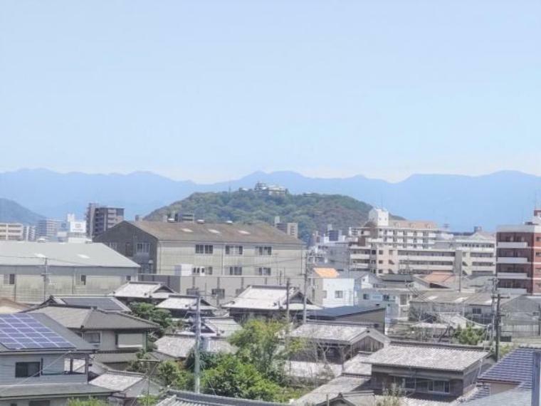住戸からの眺望です。天気の良い日にはバルコニーから松山城が見えます。