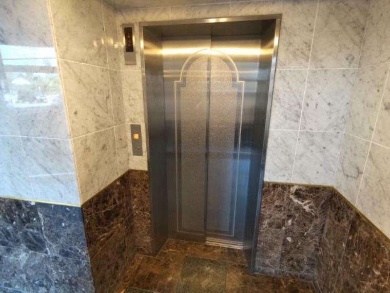 【エレベーター】エレベーターは1基あります。エレベーターを降りるとすぐに玄関なので便利です。
