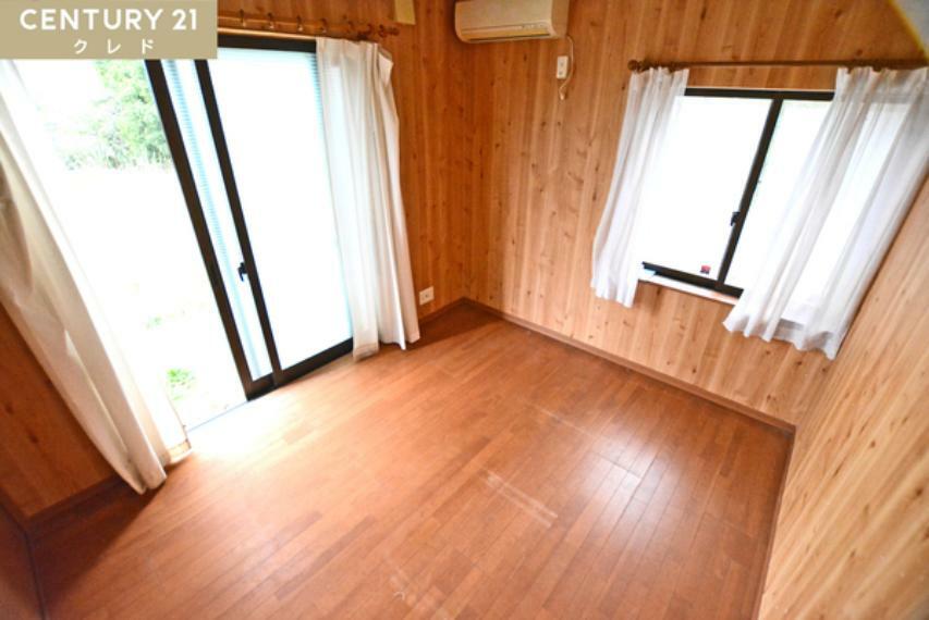 （1F　洋室約5.75帖）<BR/>採光面の大きな窓が2ヶ所にあるお部屋！床や壁に木目調の素材を使用しているので、木のぬくもりを感じられます！