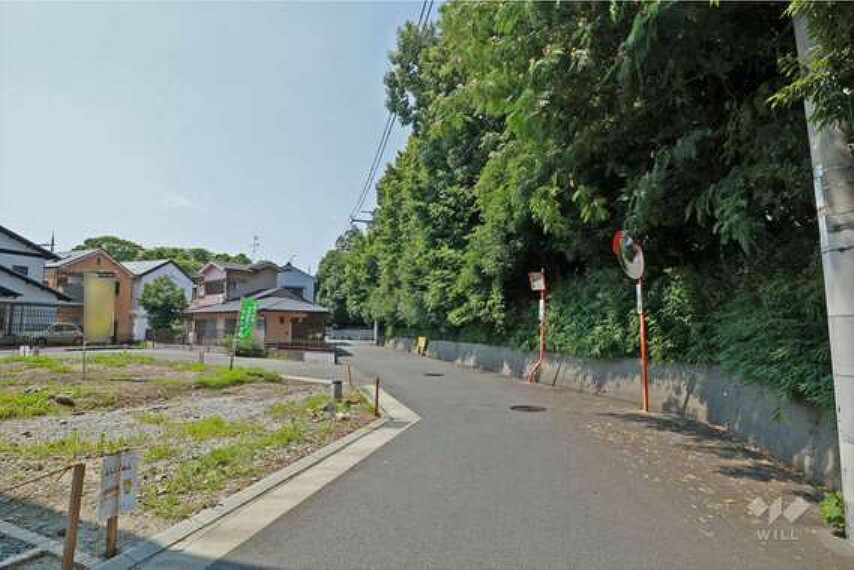 阪急「園田」駅までは徒歩12分。町中を内環状線が走っており、車での移動も便利です。