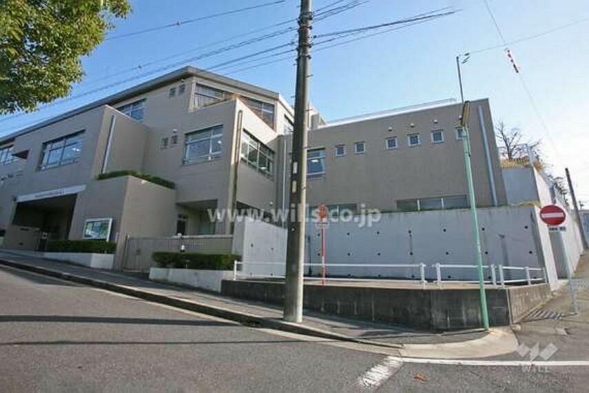 『名古屋女子大学付属幼稚園』は、地下鉄鶴舞線「植田」駅から南西方向へバス乗車9分、「高宮町」にある幼稚園です。