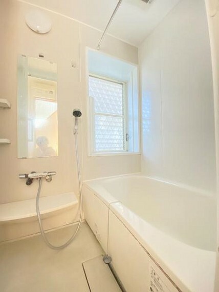 窓付きの明るい浴室です！雨の日のお洗濯も安心な浴室乾燥機付きです