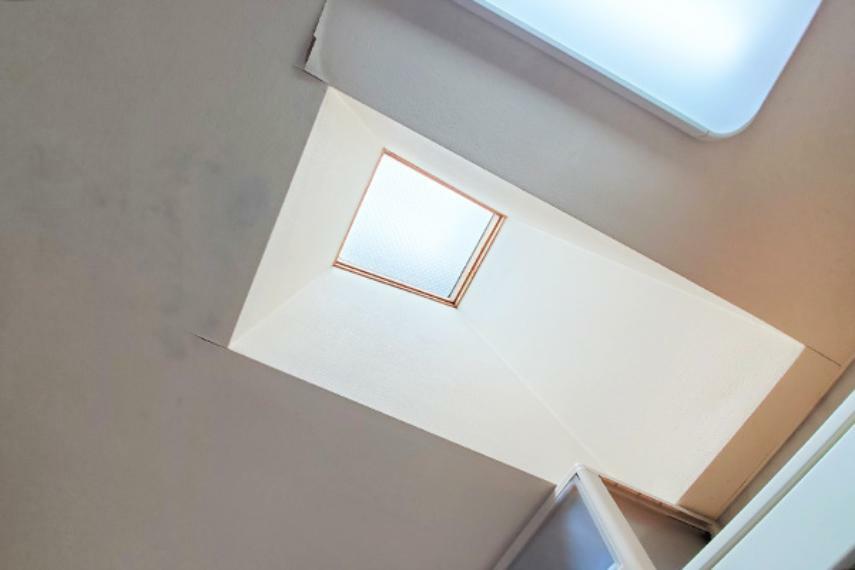 キッチン天井にはトップライトを採用！自然光でも明るい空間となります！