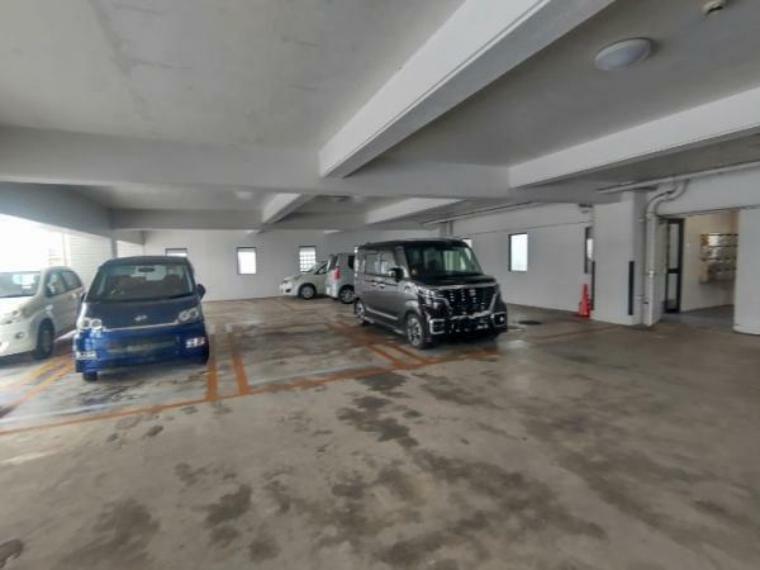 【駐車場】当マンションには敷地内駐車場がございます（10,000円/月。2022年10月現在。）屋内に駐車スペースがあるので雨の日も濡れずに荷物の移動ができます。
