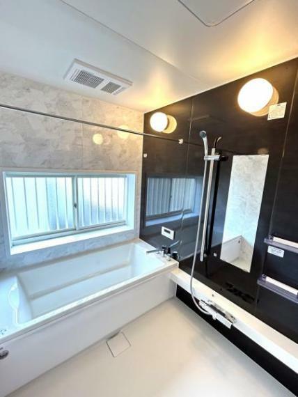 【リフォーム済】浴室はハウステック製の新品のユニットバスに交換しました。通常よりも大きな1.25坪サイズのお風呂で、1日の疲れをゆっくり癒すことができますよ。