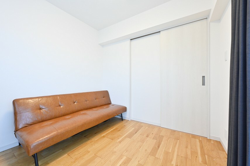 リビング横の洋室（2）はくつろぎの空間としてもご使用になれます