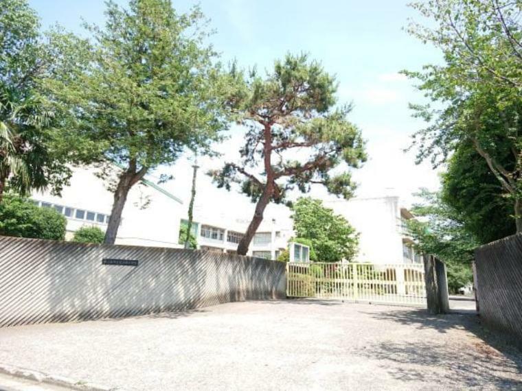 【小学校】鶴ヶ島市立長久保小学校まで約700m（徒歩約10分、車約2分）。登下校がお子様の良い思い出になりますね。