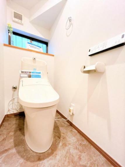 【リフォーム済】トイレはLIXIL製の温水洗浄機能付きに新品交換しました。キズや汚れが付きにくい加工が施してあるのでお手入れが簡単です。直接肌に触れるトイレは新品が嬉しいですよね。