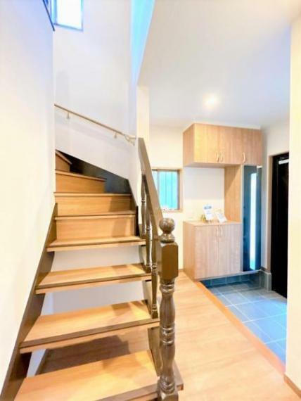 【リフォーム済】階段と玄関のお写真です。シューズボックス新品交換、階段床はフロアタイル重ね張りを行いました。