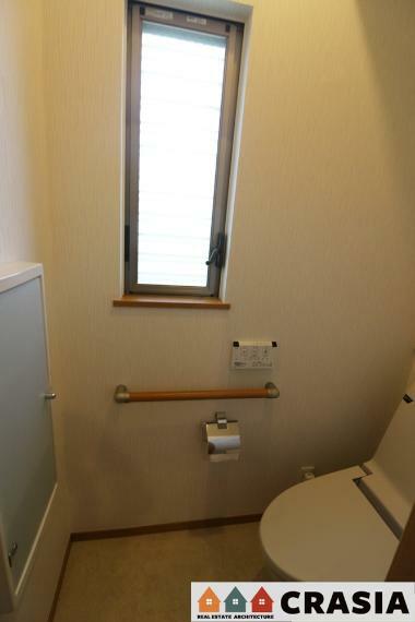 1階トイレです。壁には手すりが付いており、足腰が悪い方やご年配の方にも利用しやすく嬉しいですね（2023年8月撮影）