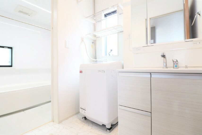 洗面所には洗濯機を置いても脱衣スペースも確保できます。