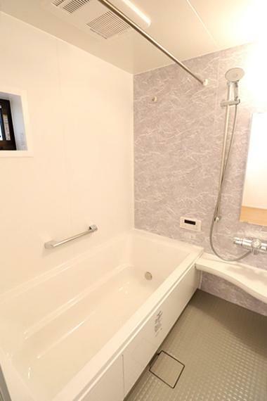 1616サイズの浴室。ゆったりとした浴槽でリラックスしたバスタイムを楽しめます