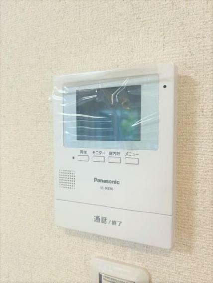 Panasonic製モニター付きドアホンです。留守中の来客も記録できるので防犯面でも安心です。しつこいセールスも顔を合わせずに対応できます。