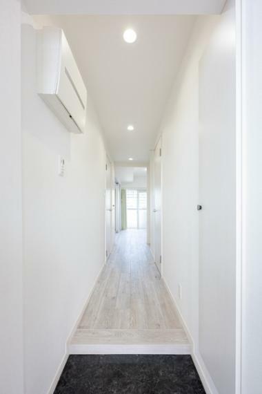 玄関～ダイニングキッチンへの廊下です。床のナチュラルな明るい色合いのフローリングが爽やかですね。