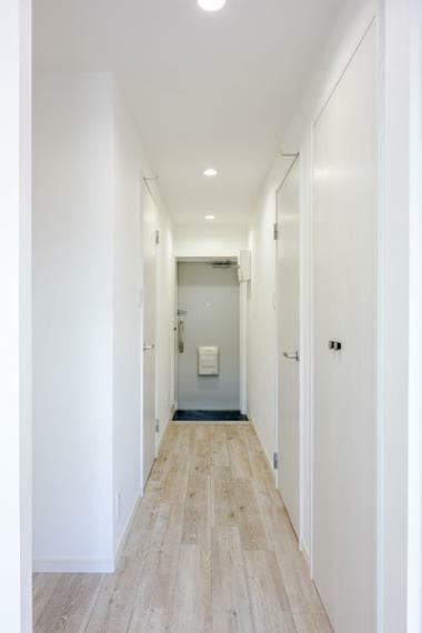 ダイニングキッチン～玄関への廊下です。床のナチュラルな明るい色合いのフローリングが爽やかですね。