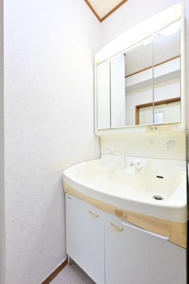 ホワイトの洗面化粧台で清潔感があります。3面鏡には裏面収納があり、小物類の収納に便利です。