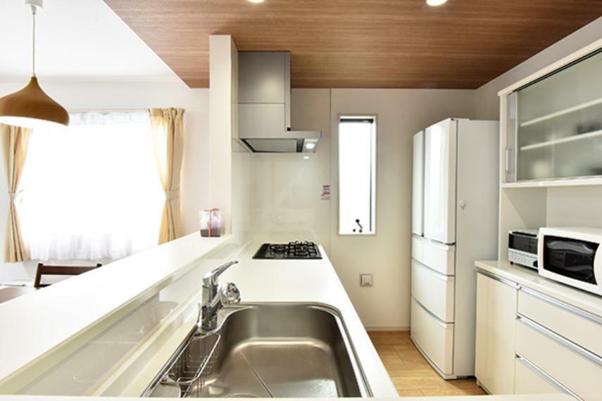 キッチンには窓もついて明るく、自然換気にも便利です！
