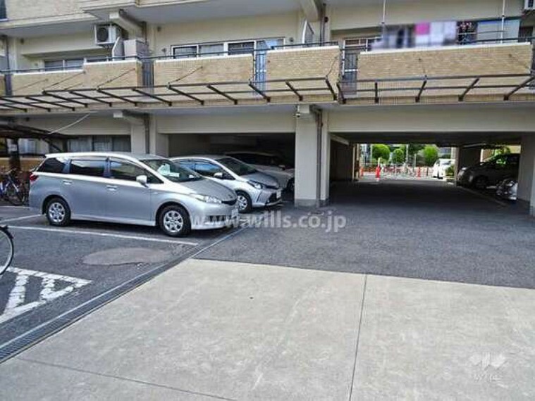 敷地内駐車場（屋外平面式・屋内平面式）。平面式駐車場なので出し入れがしやすいです。空きはありません。
