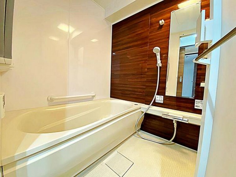 浴室暖房換気乾燥機付きの浴室です。雨の日の洗濯干しやカビの抑制が出来ます。