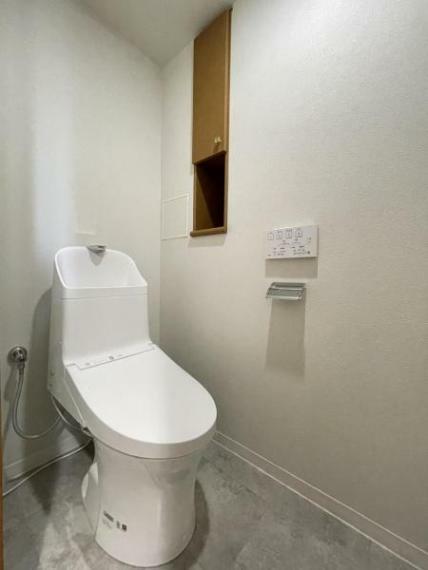 清潔な空間を保ちたいトイレはオフホワイトでまとめました。汚れが付着しにくい便器はお掃除も楽々です。