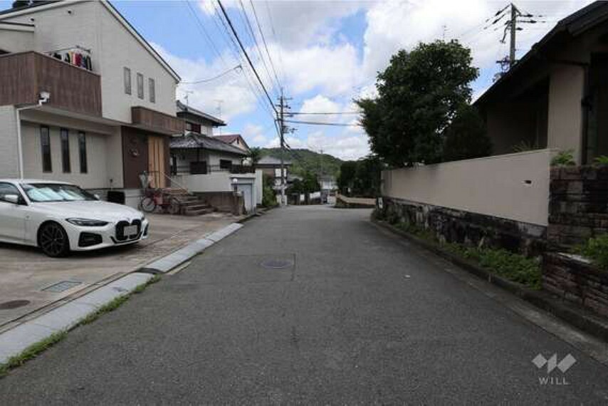 前面道路戸建てが立ち並ぶ閑静な住宅街で、交通量の少ない通りです。落ち着いた雰囲気の街並みです。