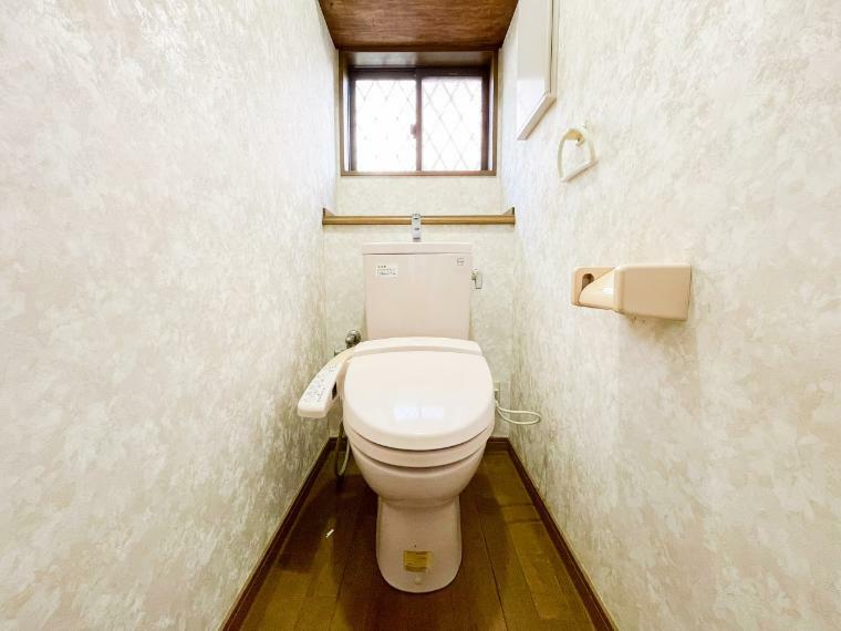 換気と明るさに配慮した、清潔感溢れるトイレ。落ち着いた空間で安らぎのひとときをお過ごしいただけます。