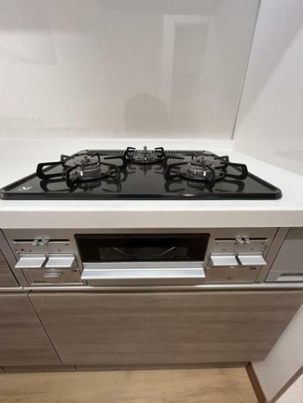 【リフォーム済み】新品交換したキッチンは3口コンロで同時調理が可能。大きなお鍋を置いても困らない広さです。お手入れ簡単なコンロなのでうっかり吹きこぼしてもお掃除ラクラクです。