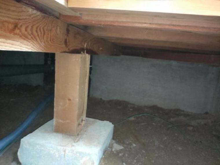【床下写真】中古住宅の3大リスクである、雨漏り、主要構造部分の欠陥や腐食、給排水管の漏水や故障を2年間保証します。その前提で屋根裏まで確認の上でリフォームし、シロアリの被害調査と防除工事もおこないます。