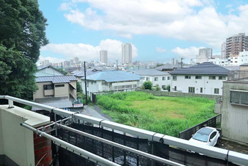 JR総武線市川駅方面の眺望です。 高い建物が間近に無いため、抜けています。