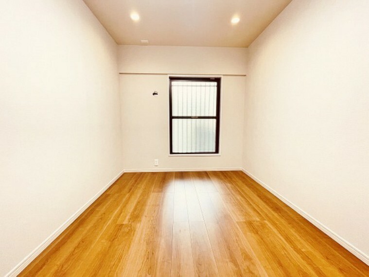 『洋室』～5.2帖～柔らかな色合いの床材で心地良さもアップ、寝室にも合うお部屋です。クローゼットも完備しています。