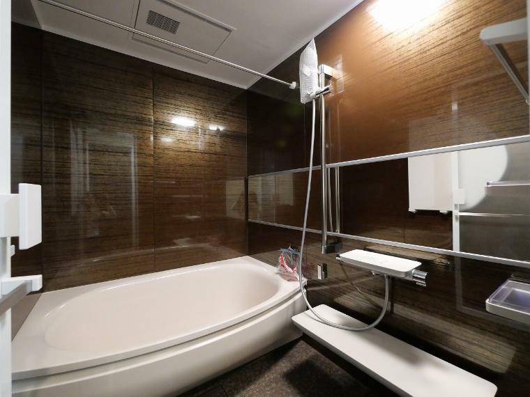 追い焚き・足し湯・保温機能付きの広々とした1418サイズの浴室