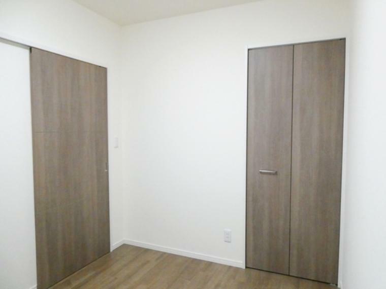 【洋室5帖】<BR/>居室ドアとクローゼット扉を同色にすることにより、室内に落ち着きと安らぎを与えてくれます。