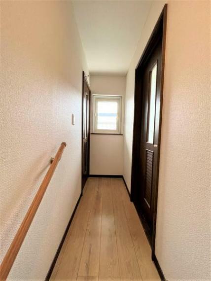 【リフォーム済】2階廊下の写真です。床・壁・天井・照明交換いたしました。