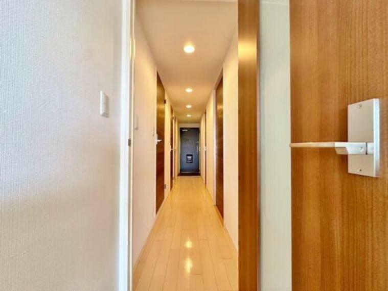 明るい玄関を上がると廊下には収納スペースが。実際に生活する側に立って設計した工夫が要所要所に感じます。キメ細やかさがこの邸の魅力の一つです。