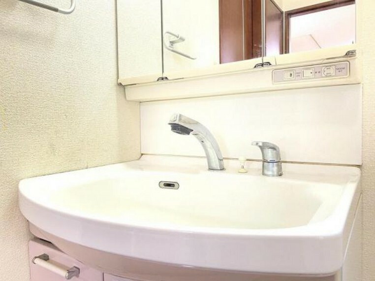 ワイドな洗面台は収納力もあり、いつでもすっきりとした洗面室に。