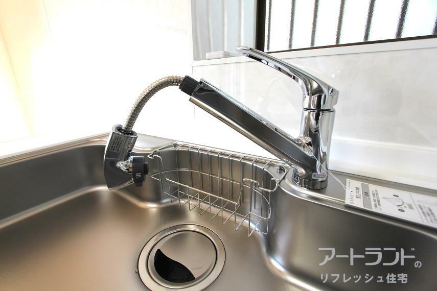 シンクのすみずみまでのお掃除や、大きなお鍋などを洗う際にも役立つシャワー水栓です。