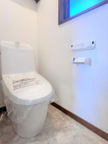 【リフォーム済・トイレ】トイレはLIXIL製の温水洗浄機能付きに新品交換しました。キズや汚れが付きにくい加工が施してあるのでお手入れが簡単です。直接肌に触れるトイレは新品が嬉しいですよね。