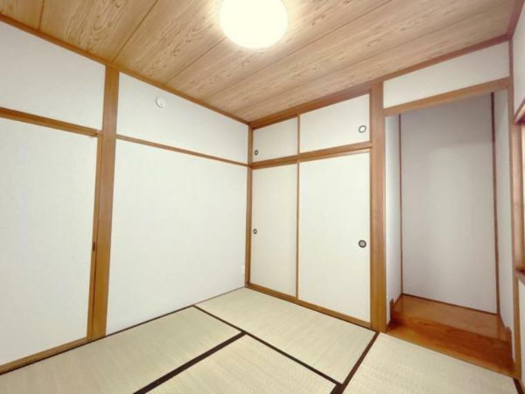【リフォーム済】2階の和室の写真です。壁天井はクロス張替え、畳は表替え、照明交換を行いました。