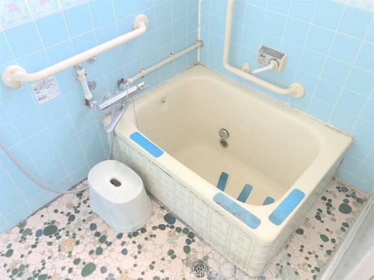 浴室も手すり付きで安心です。窓もあり換気しやすく快適