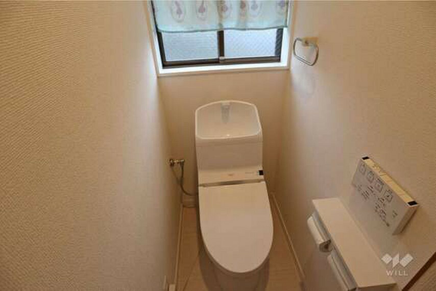 トイレは温水洗浄機能便座付き。冬でも快適に使うことができますね。1F、2Fに1か所ずつございます！